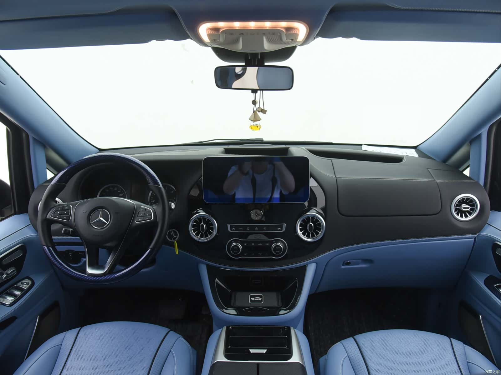 Mercedes-Benz 7, 2023 14