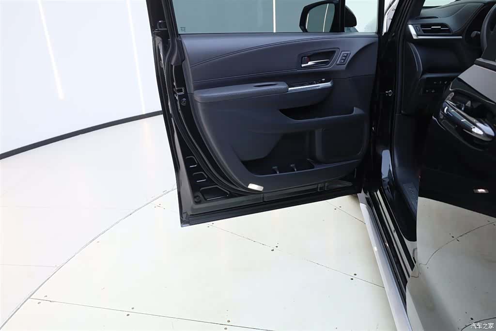 Toyota Granvia, 2024 16