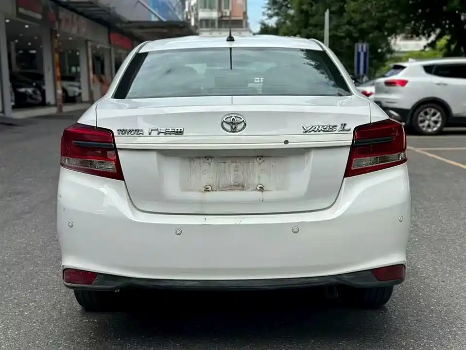 Toyota YARiS L to enjoy