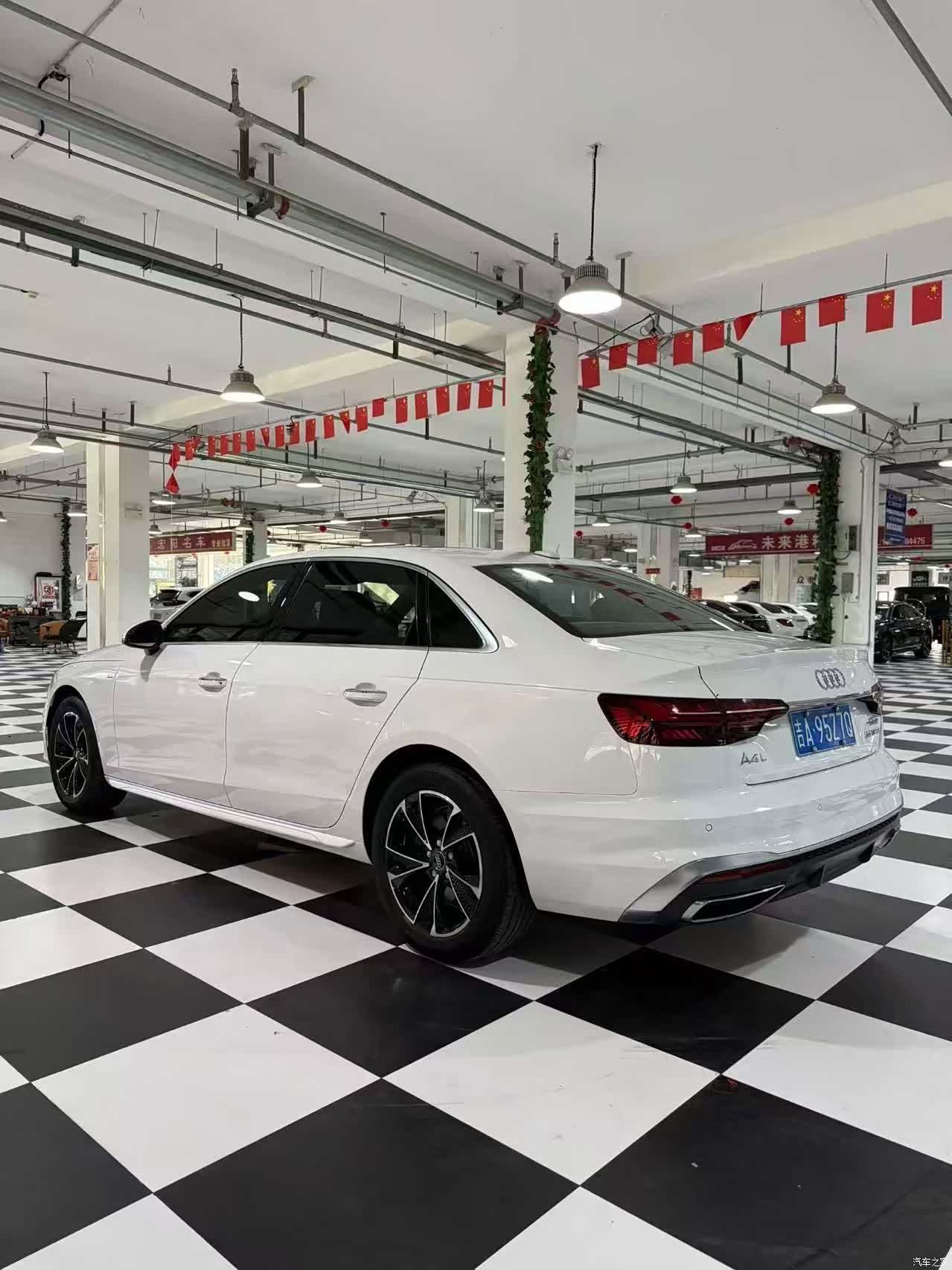 Audi A4L, 2021 все фото
