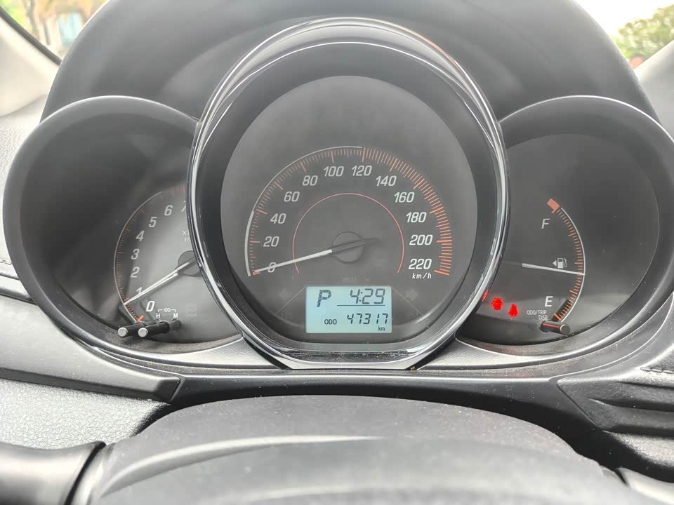 Toyota YARiS L to enjoy