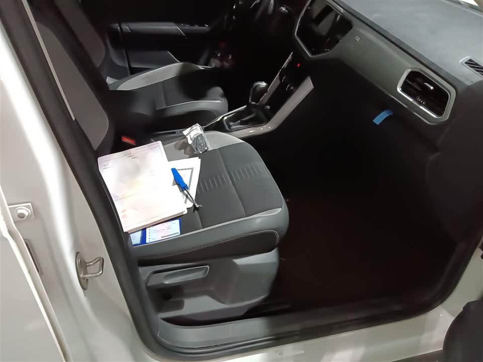 Volkswagen T-ROC exploring Songs