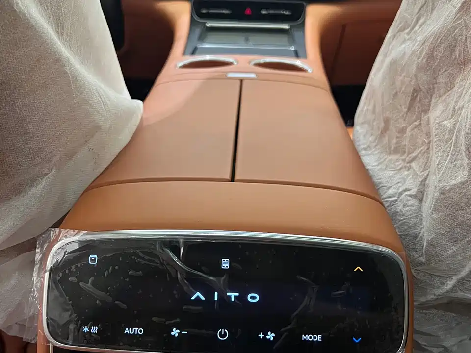 AITO Ask the world M8