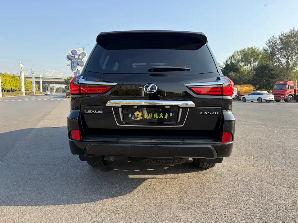 Lexus LX