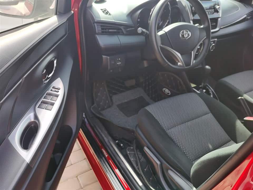 Toyota YARiS L to enjoy