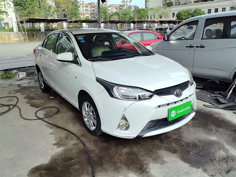 Toyota YARiS L to enjoy