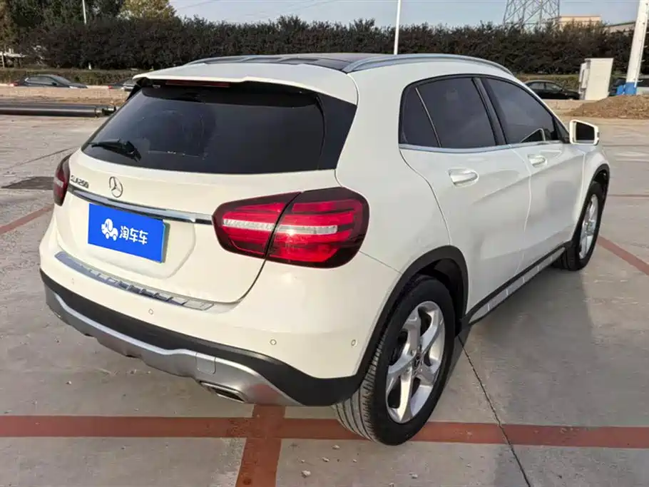 Mercedes-Benz GLA Mercedes-Benz GLA