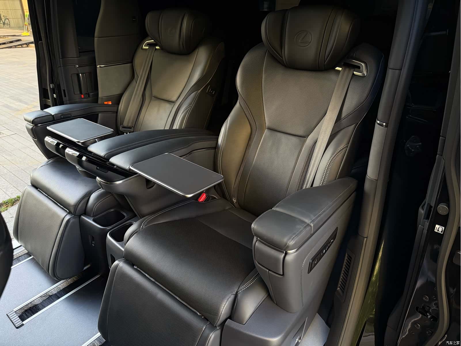 Lexus LM, 2025 11
