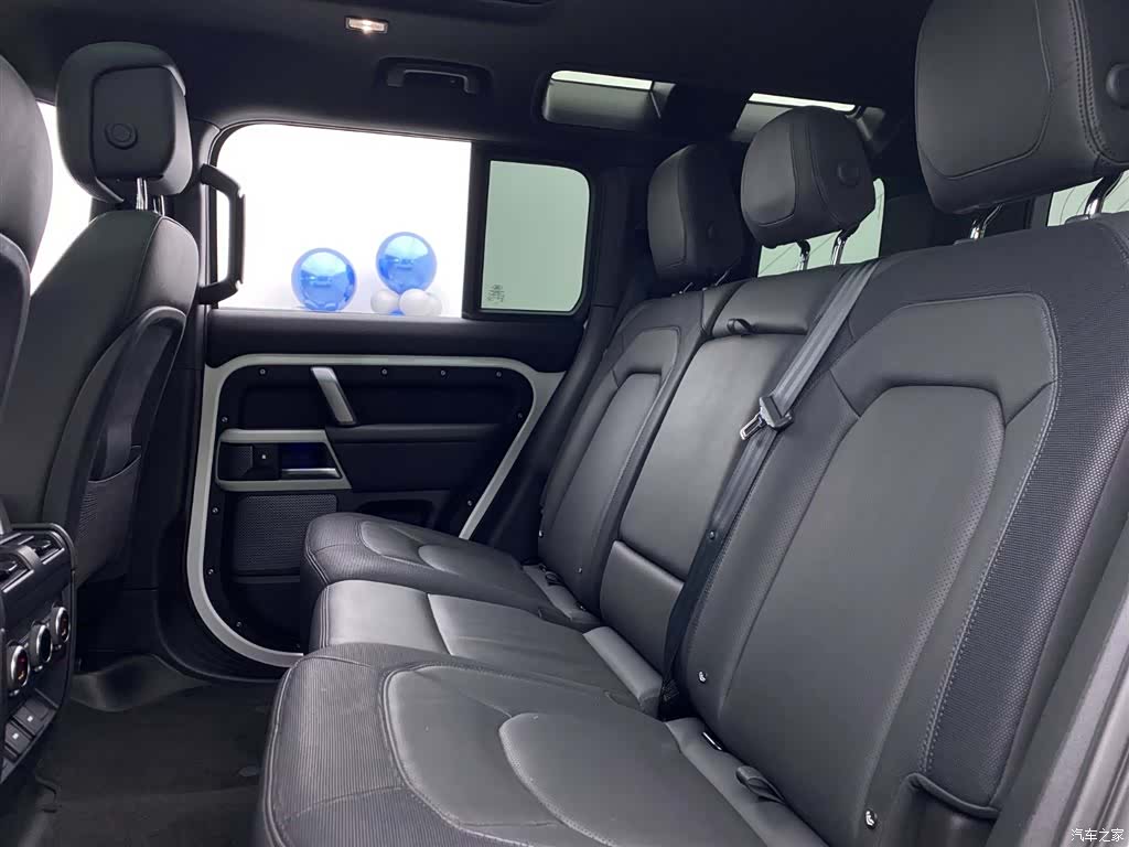 Land Rover Defender, 2024 8