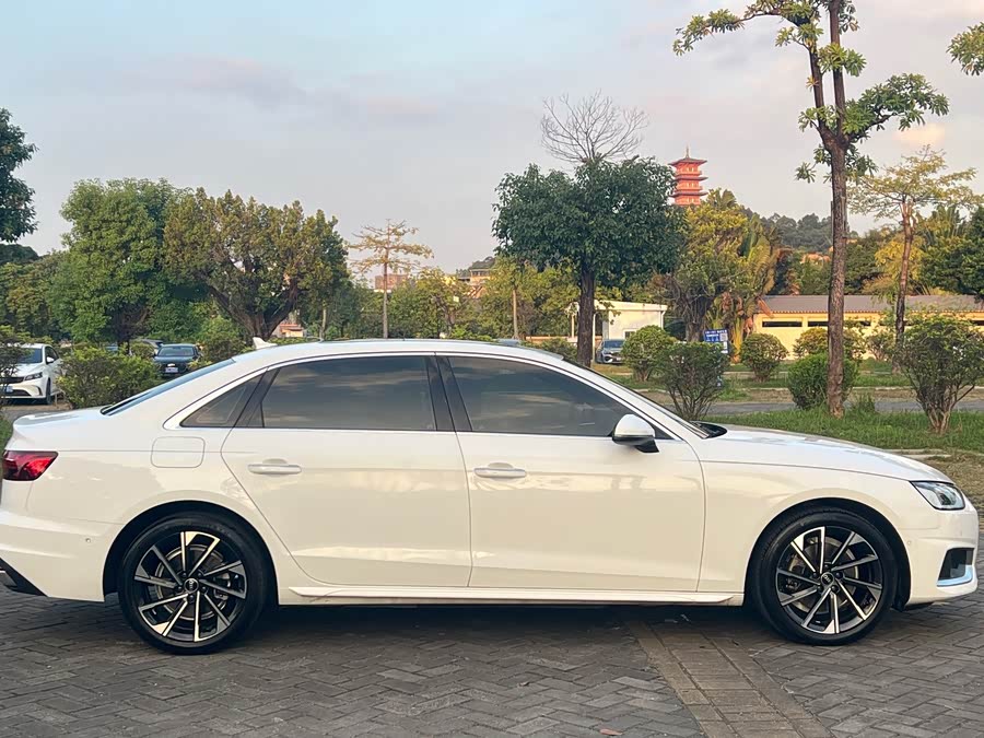 Audi A4L 2022, фото 4