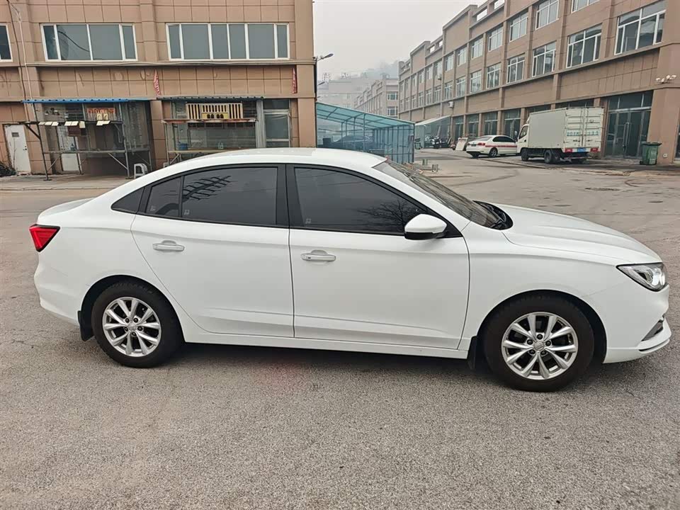 Roewe i5
