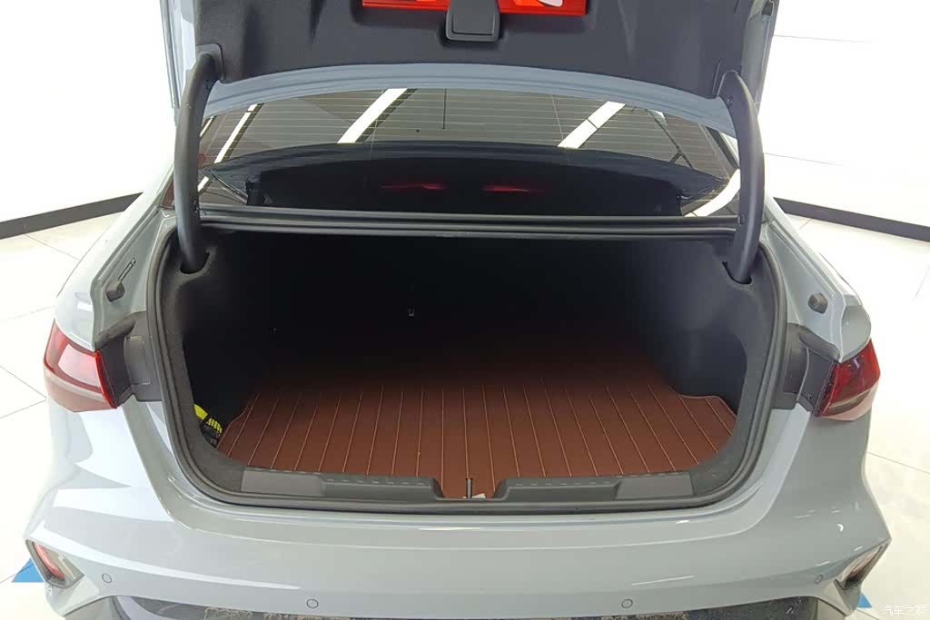 Audi Flying Spur, 2025 4