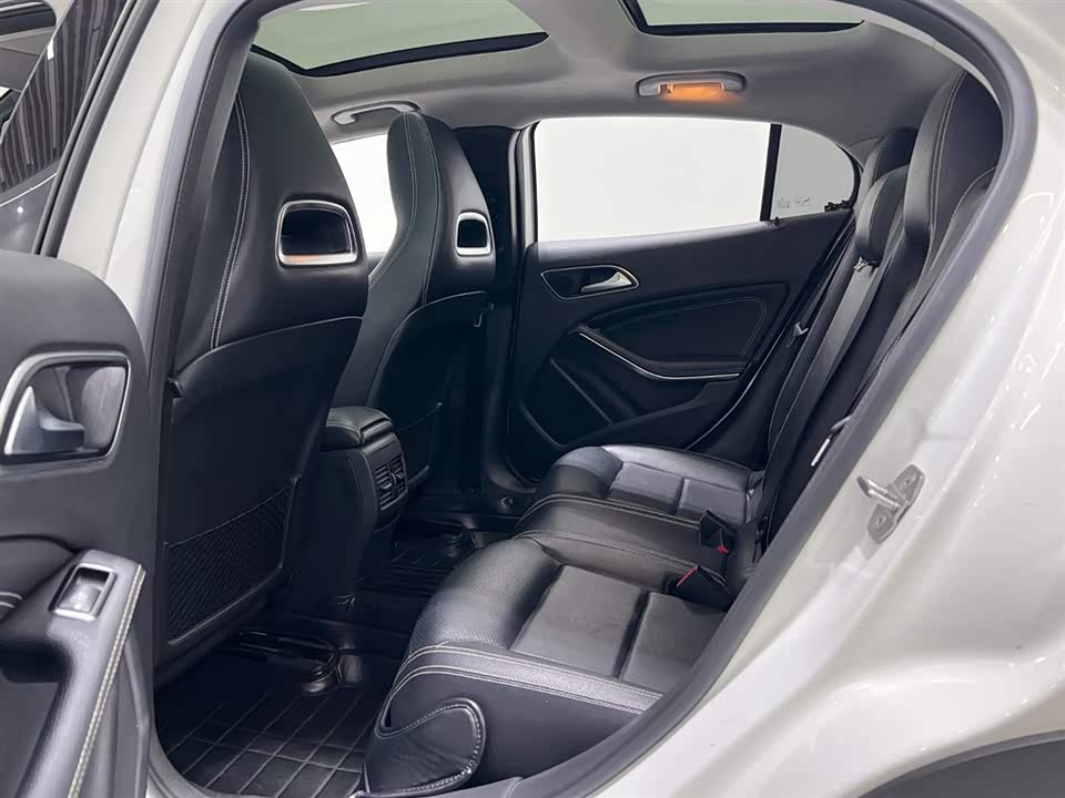 Mercedes-Benz GLA Mercedes-Benz GLA
