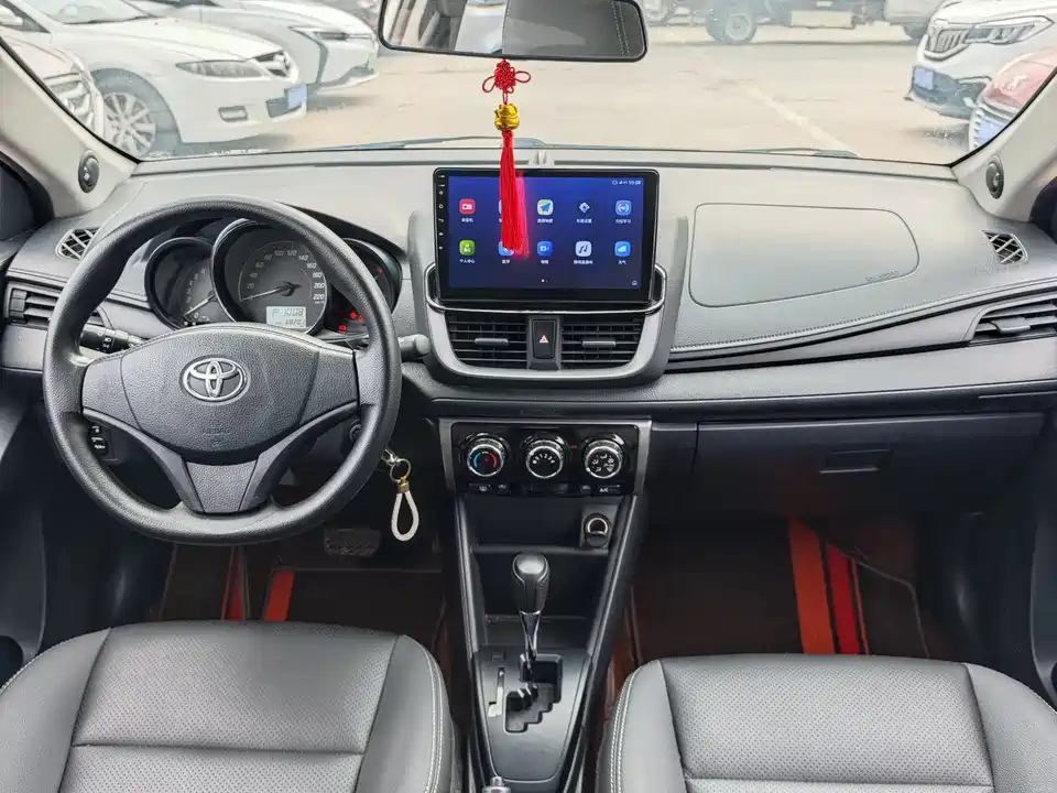 Toyota YARiS L to enjoy