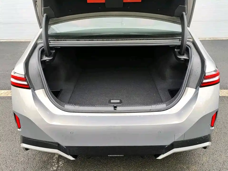 BMW i5