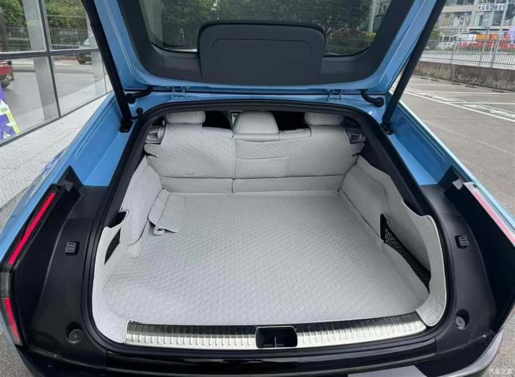 Xpeng P7, 2025 11