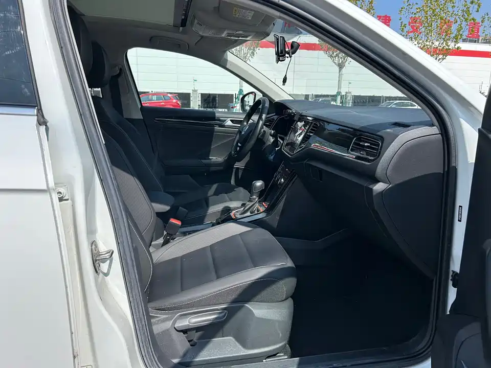 Volkswagen T-ROC exploring Songs