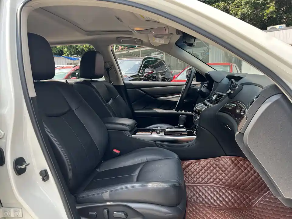 Infiniti Q70