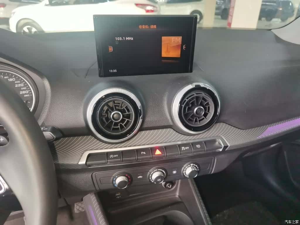 Audi Q2L, 2023 13