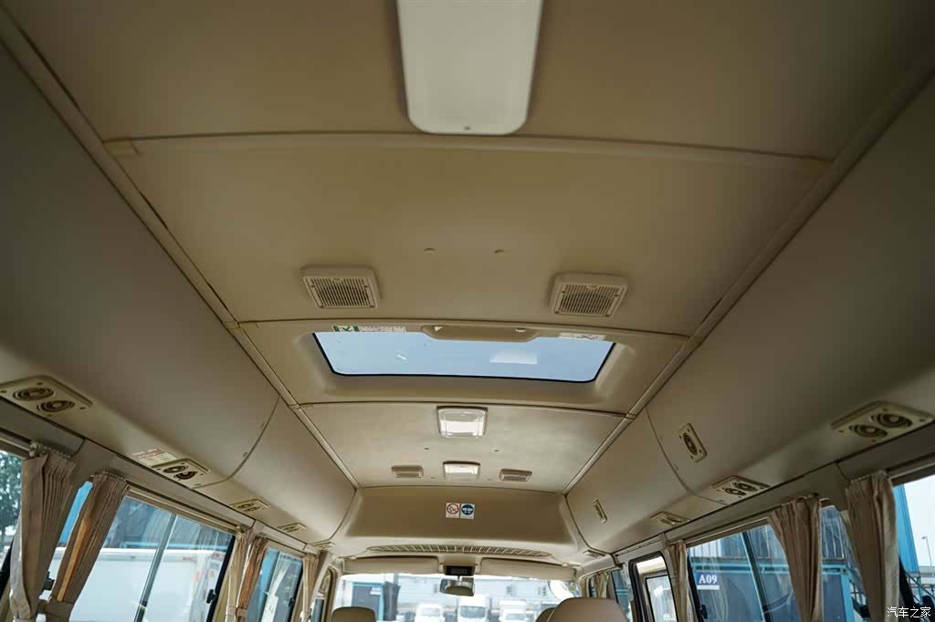 Toyota Coaster, 2016 28