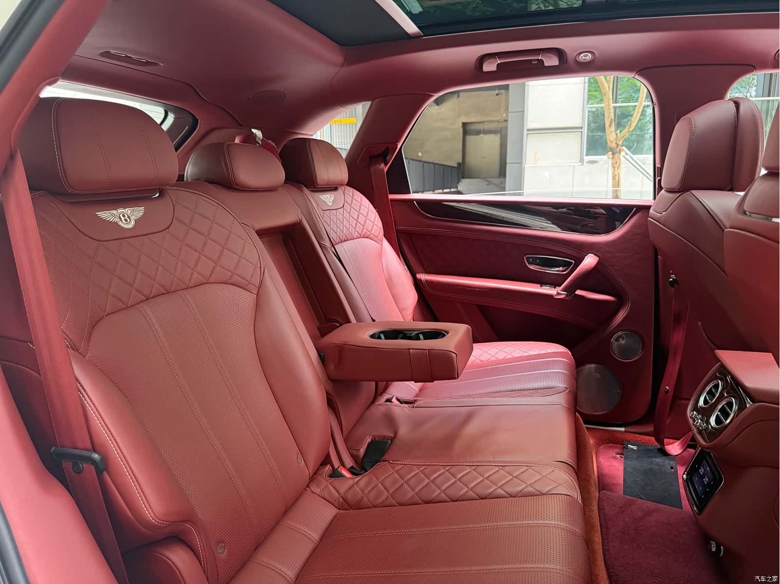 Bentley Bentayga, 2016 13