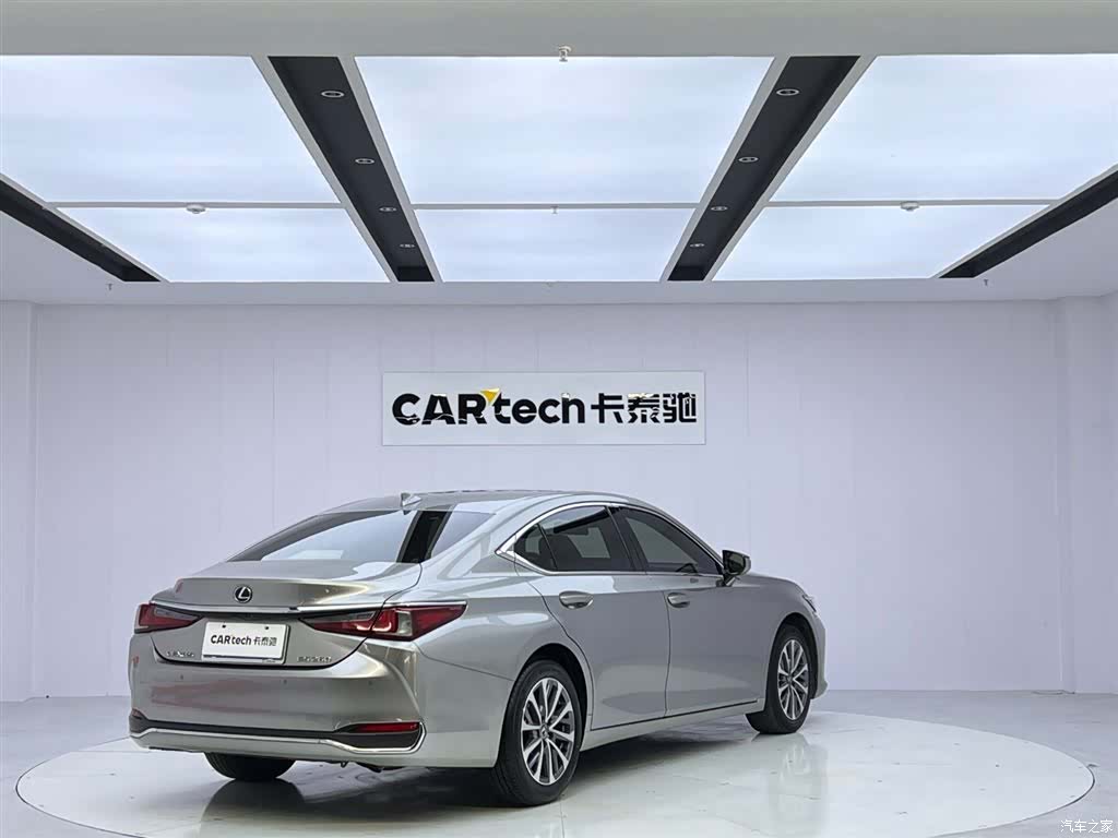 Lexus ES, 2022 все фото