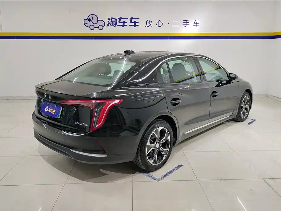 Hongqi E-QM5