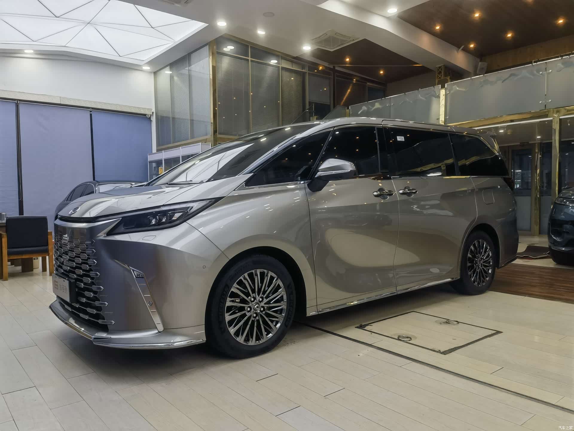 Lexus LM, 2024 1