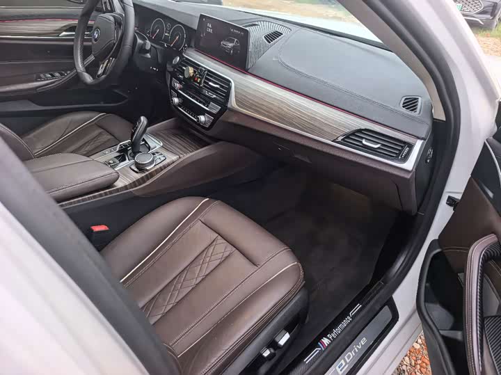 BMW 5 Series xin neng yuan 2019 gai 530Le hao hua tao zhuang