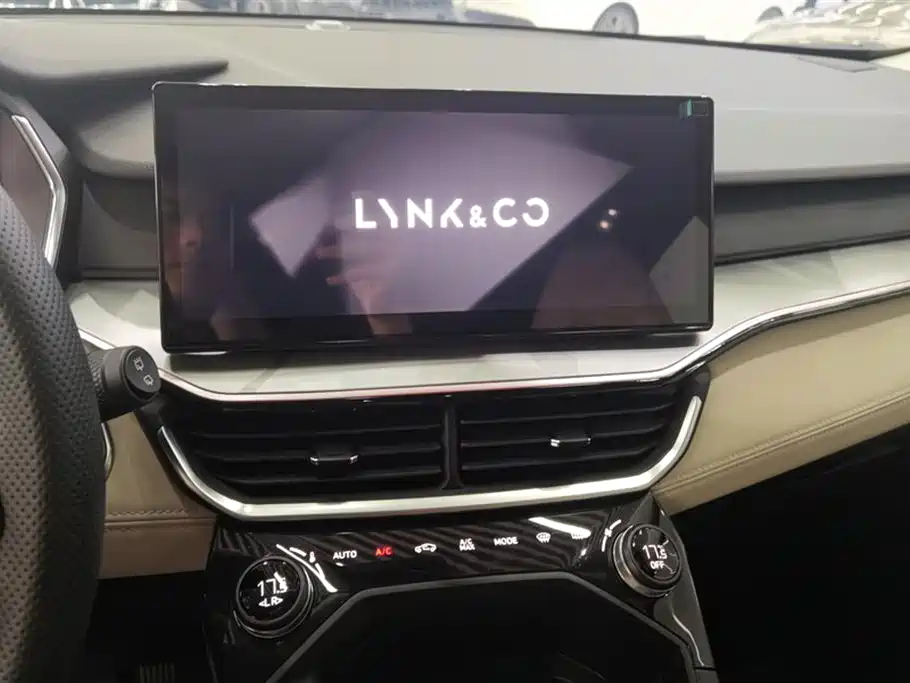 Lynk & Co 06