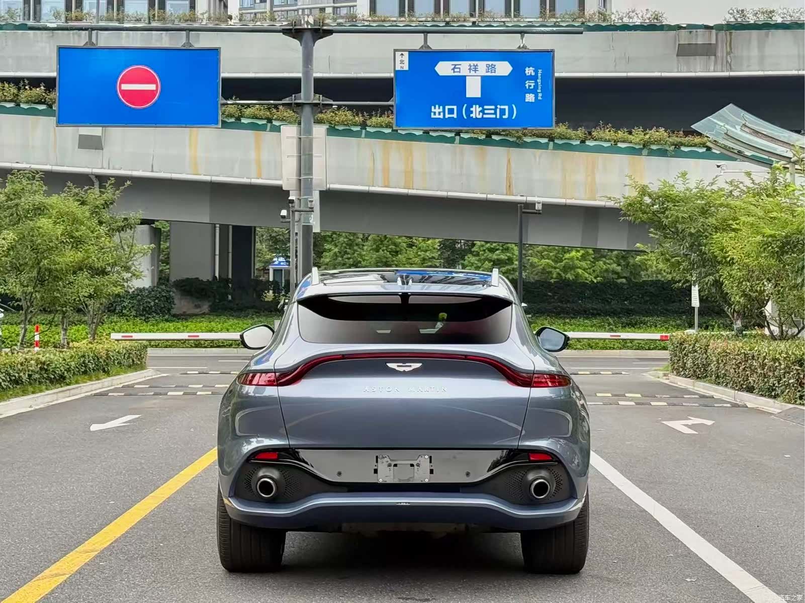 Aston Martin DBX, 2022 8