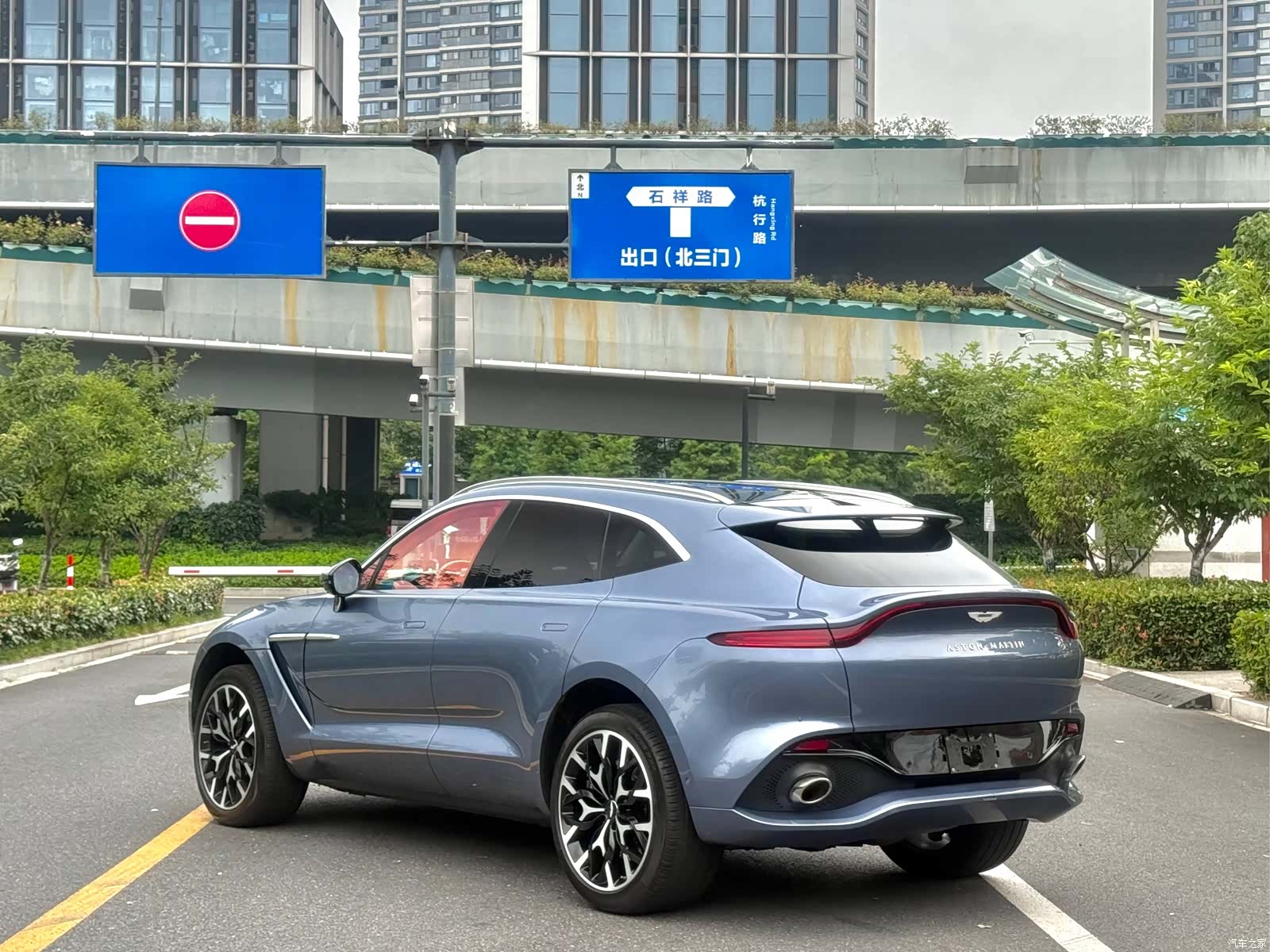 Aston Martin DBX, 2022 9