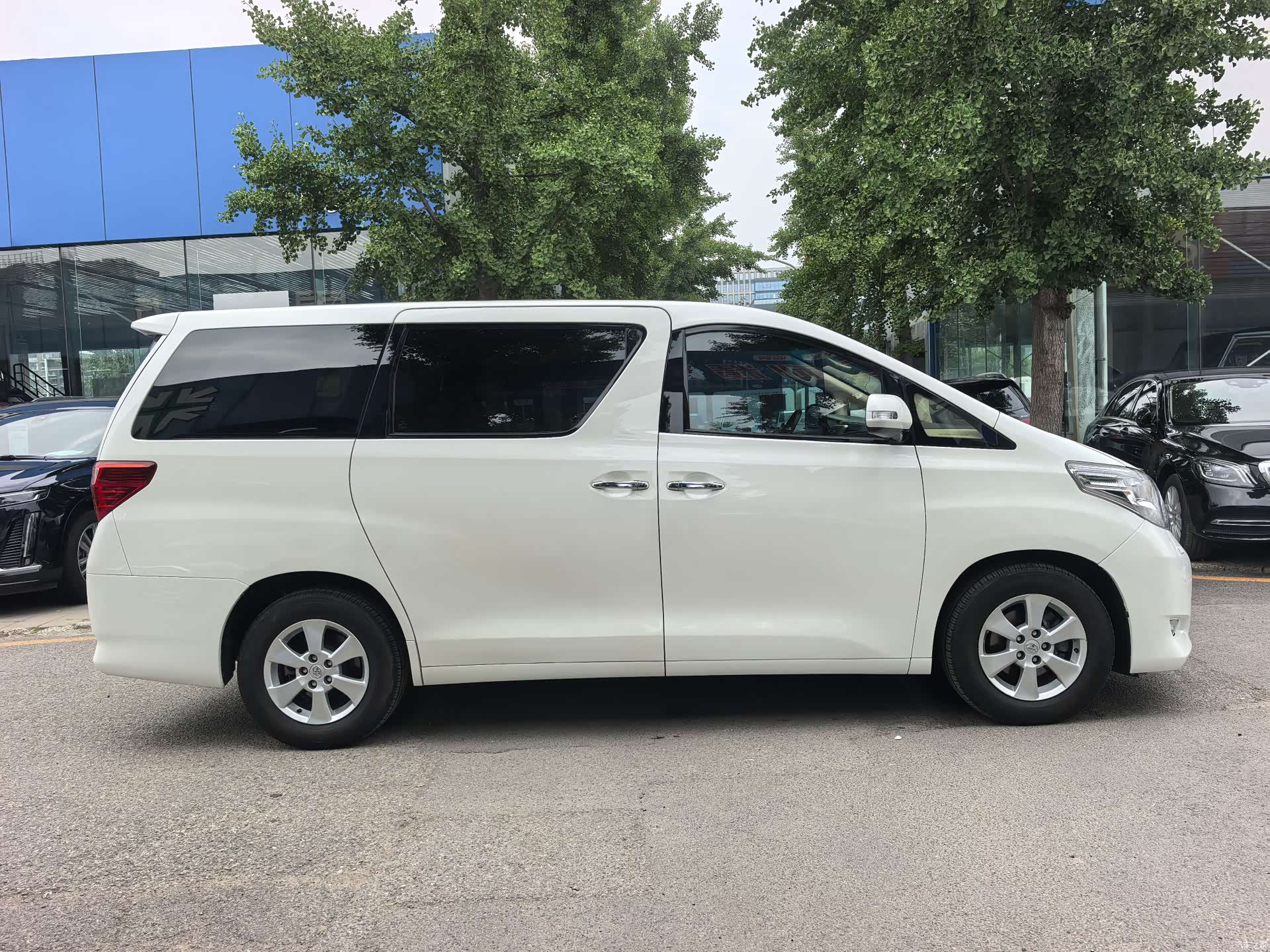 Toyota Alphard, 2010 18