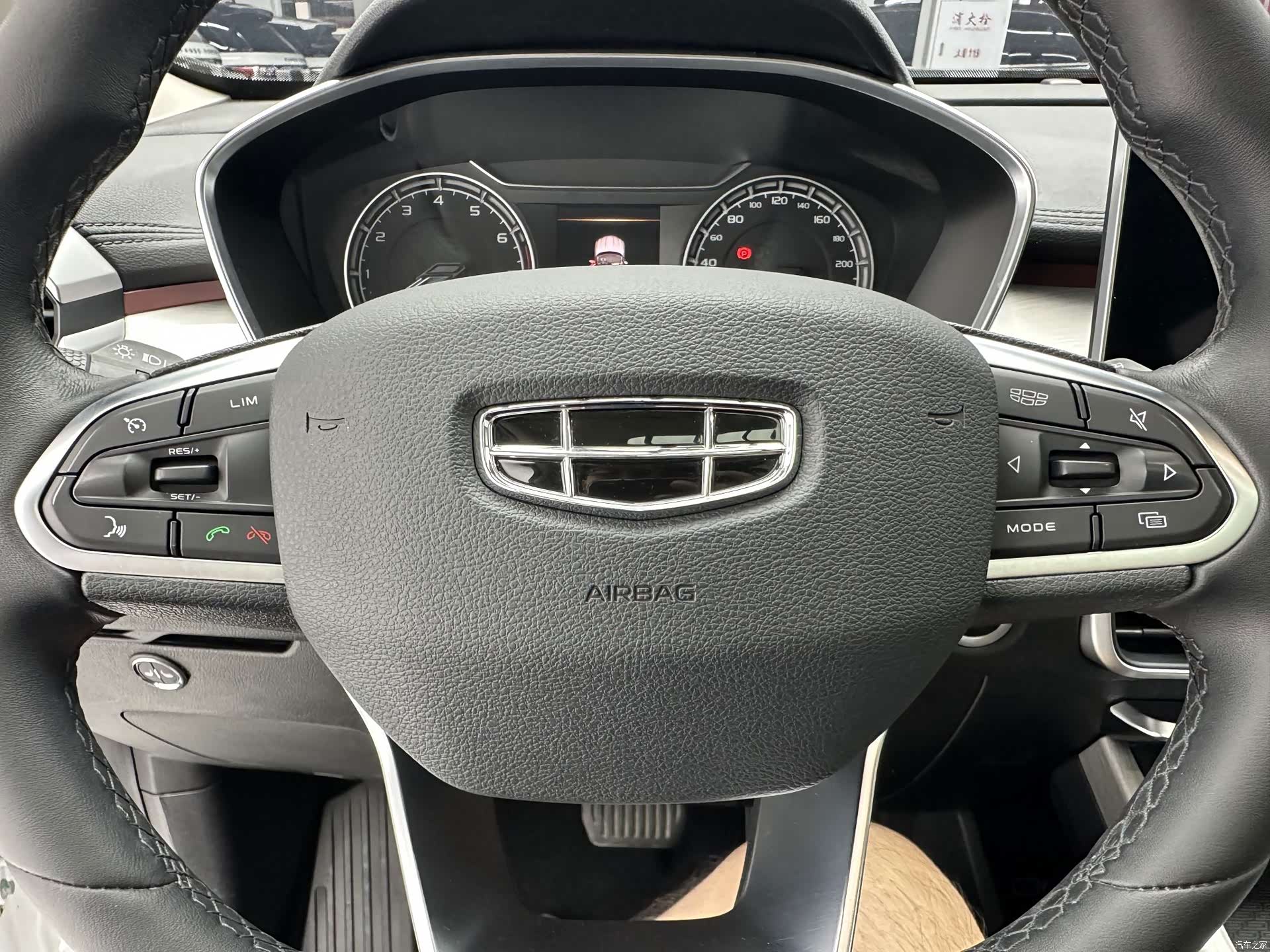 Geely Coolray, 2022 14