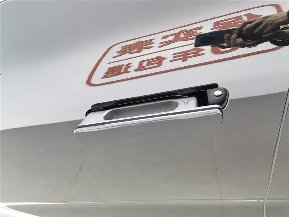 VOYAH Lantu chasing light