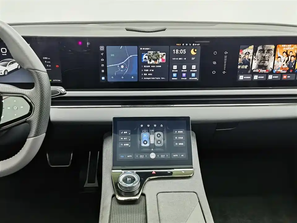 VOYAH Lantu chasing light