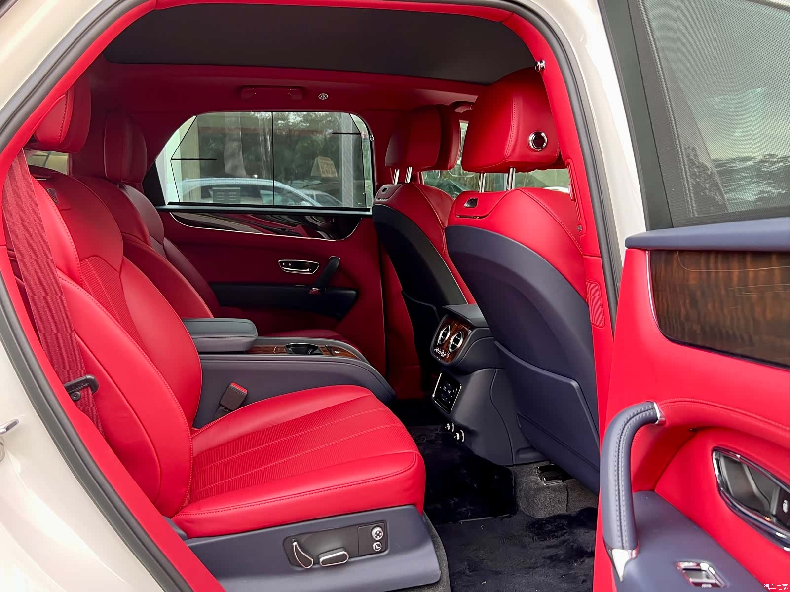Bentley Bentayga, 2020 12
