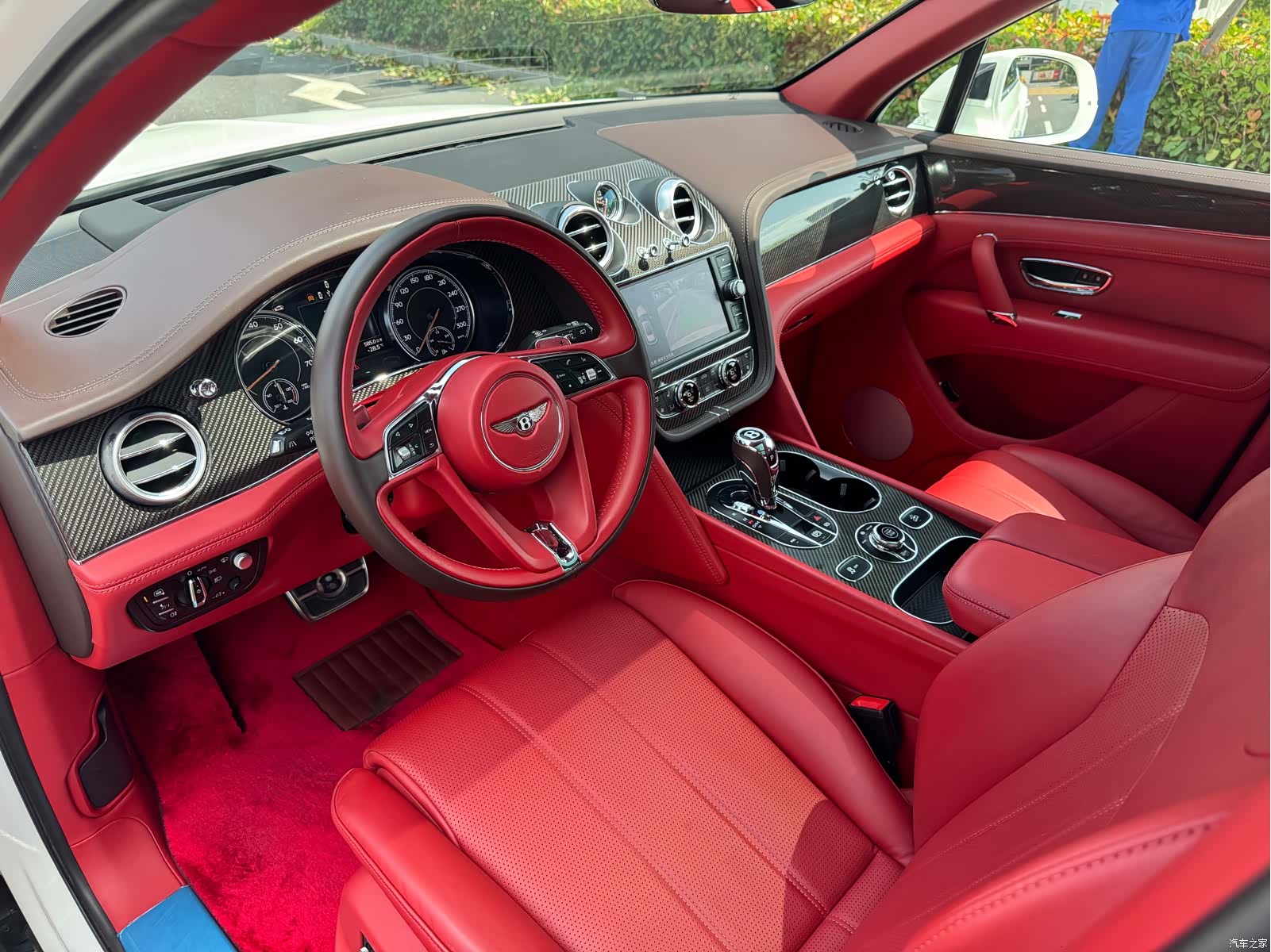 Bentley Bentayga, 2018 9