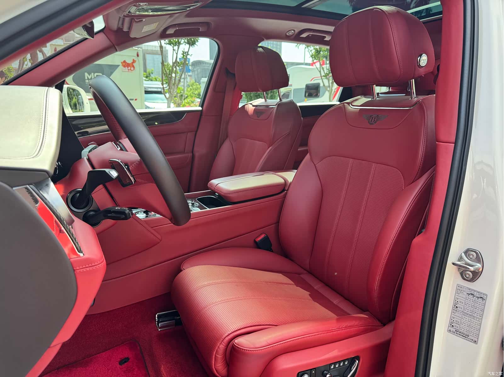 Bentley Bentayga, 2018 10
