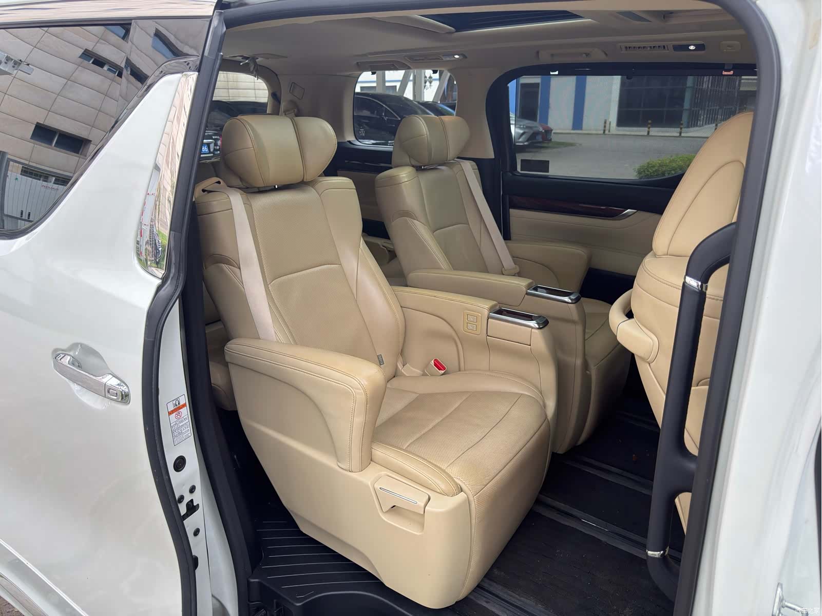 Toyota Alphard, 2016 11