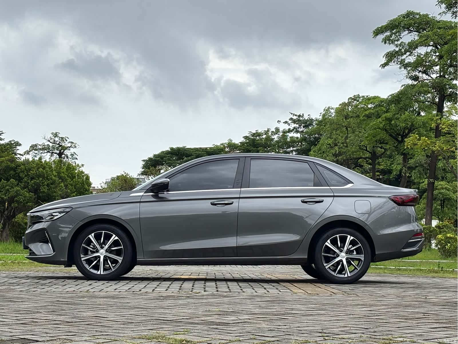 Geely Emgrand, 2022 9