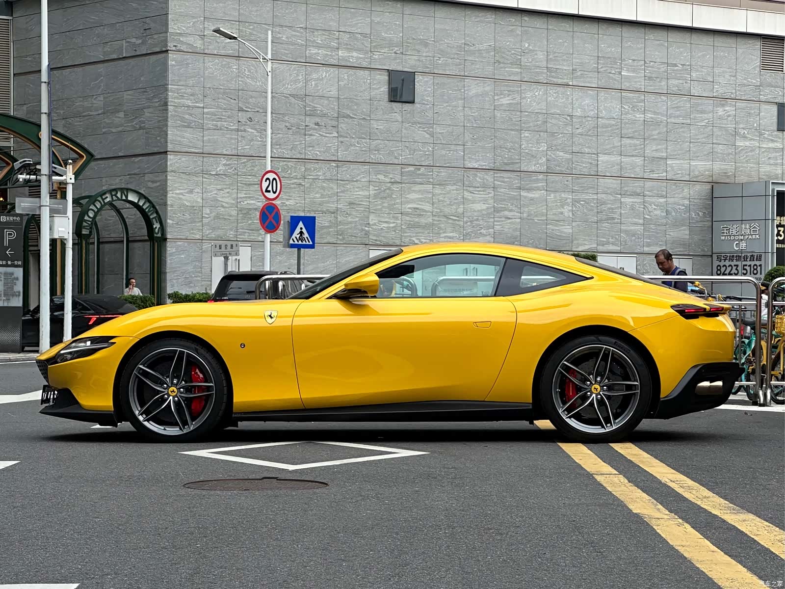 Ferrari Roma, 2022 4