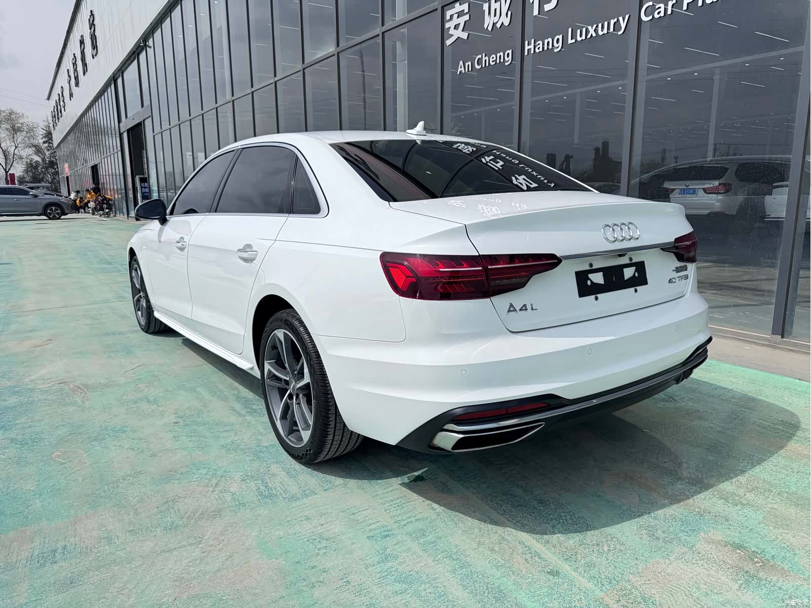 Audi A4L, 2021 все фото
