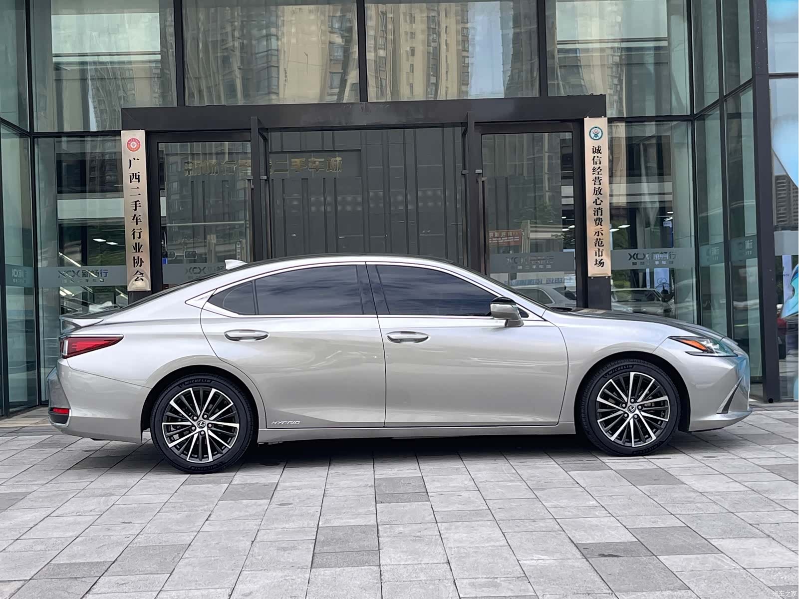 Lexus ES, 2022 все фото