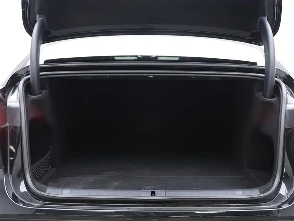 VOYAH Lantu chasing light