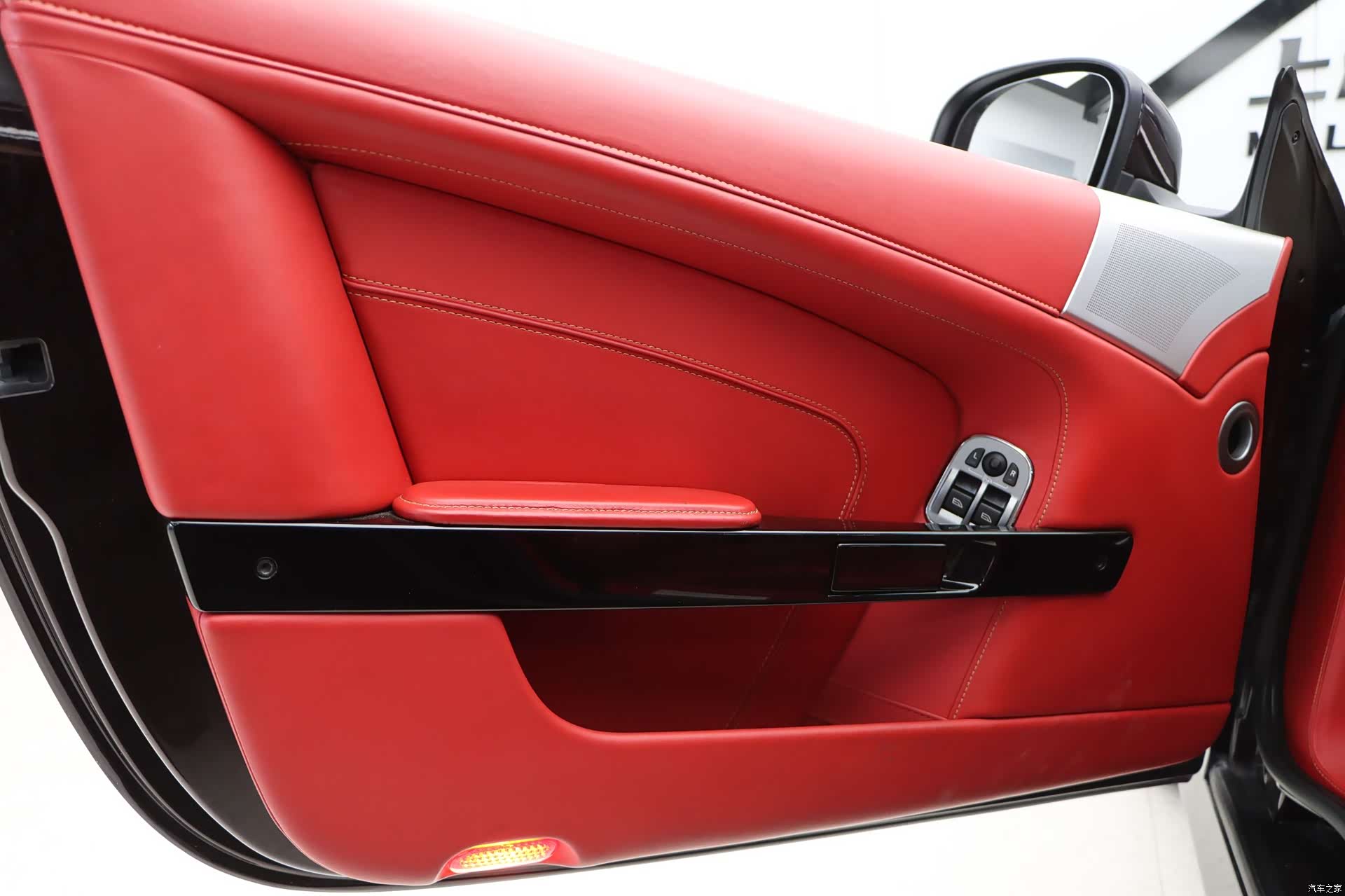 Aston Martin Virage, 2012 9