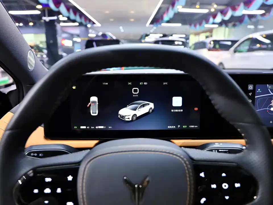 VOYAH Lantu chasing light