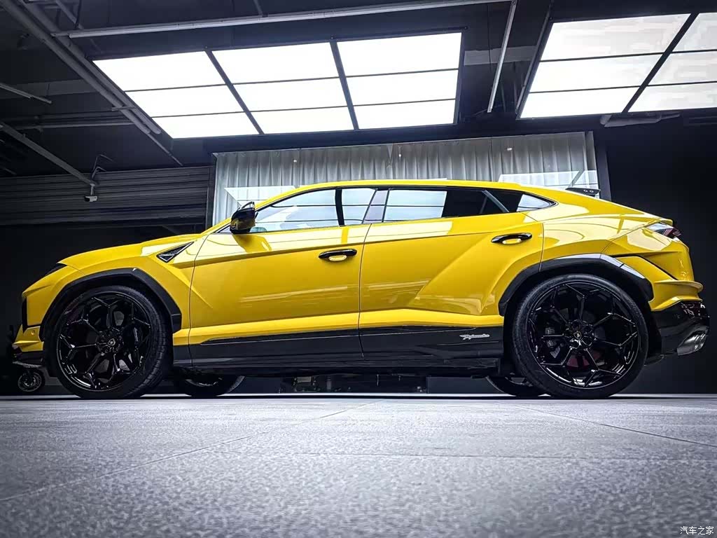 Lamborghini Urus, 2023 4