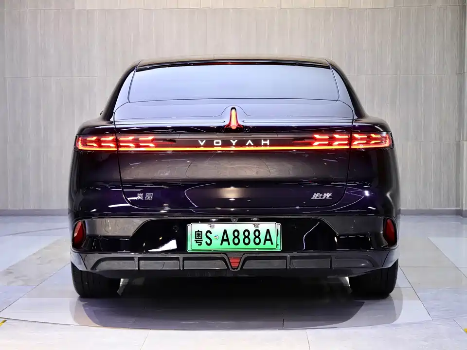 VOYAH Lantu chasing light