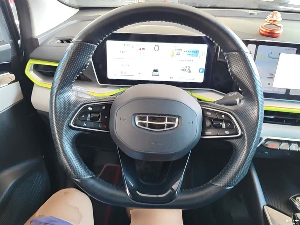 Geely Coolray, 2022 11